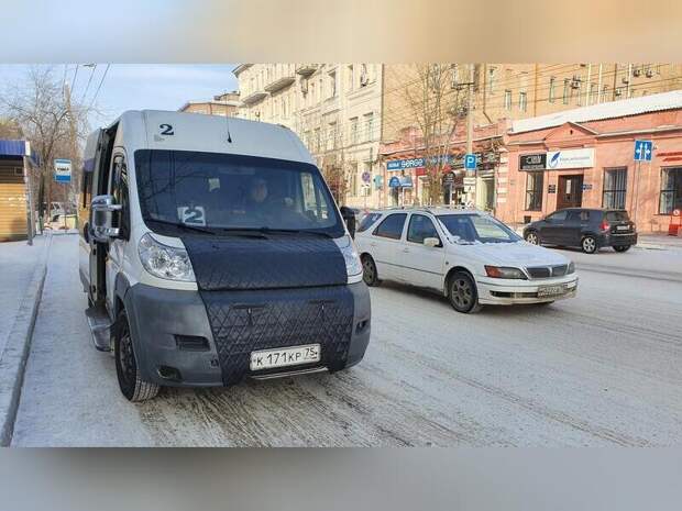 Жители Бурятии устраивают на остановках драки за место в маршрутке