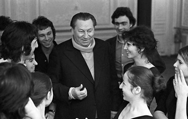 Василий Меркурьев в окружении своих учеников, 23 ноября 1976 года. Фото Михаила Блохина.