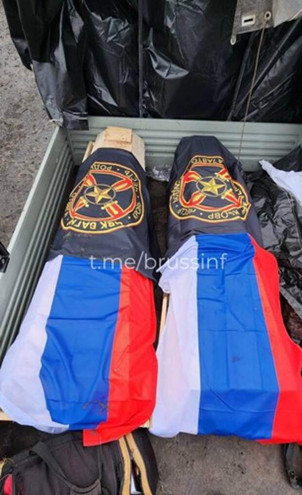 Гробы в российских триколорах и флагах ЧВК «Вагнер»: из Украины возвращены тела погибших под Бахмутом летчиков