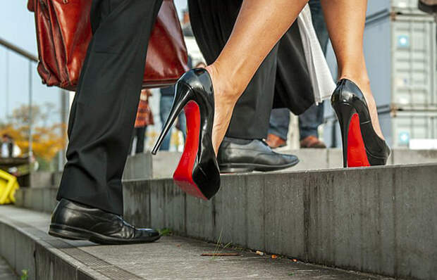 Лубутены стали обувью супермоделей и знаменитостей/ фото: yahoo.com Лубутены стали обувью супермоделей и знаменитостей/ фото: yahoo.com