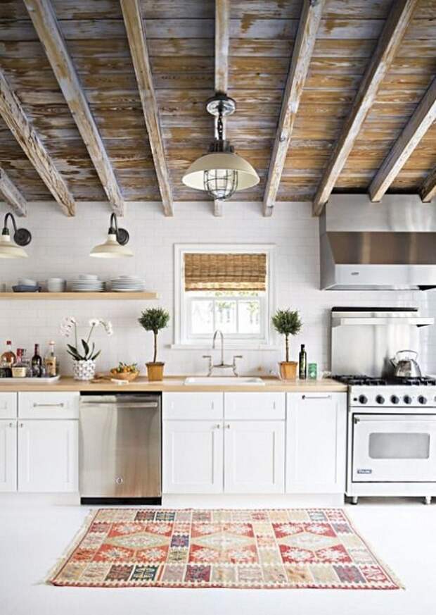 Уютная атмосфера на кухне создана благодаря такому простому и в тоже время интересному дизайну кухни.