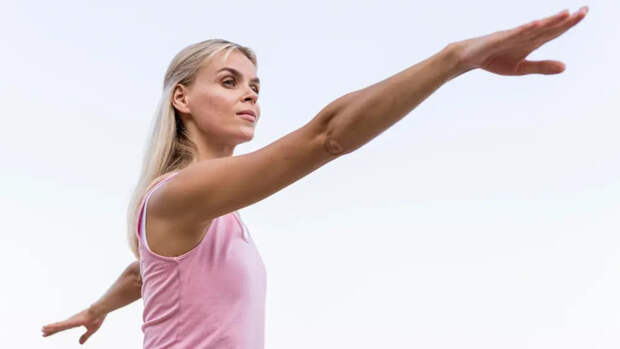 Три простых движения: убираем валики под мышками и делаем руки красивыми к середине апреля