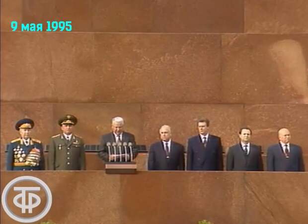 Скрин из парада 1995 года. Ельцин на мавзолее. Не надо сказки сочинять, что Ельцин не принимал парад с мавзолея.