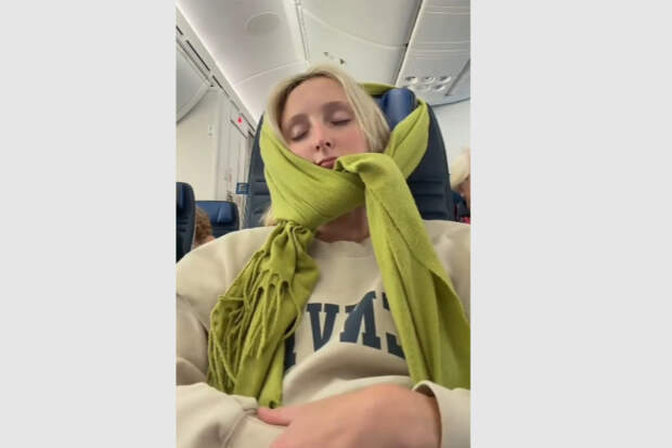 Пассажирка показала простой способ удобно спать в самолете и прослыла в сети гением