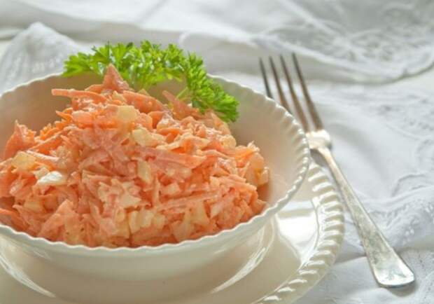 Острый морковно-сырный салат. Фото ok.ru