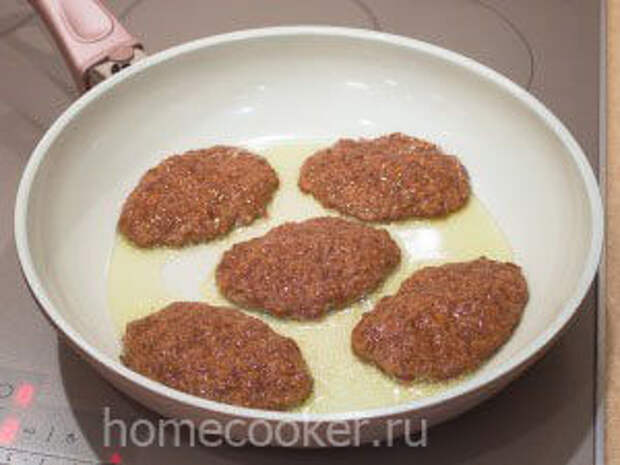 Печеночные оладьи Vykladyvaem na skovorodu 300x225 Печеночные оладьи