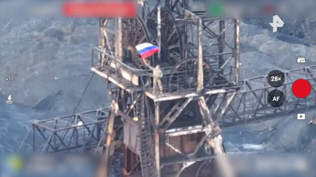 Военнослужащий Дед Мороз развернул флаг России в Димитрове