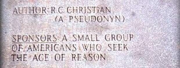 Имя R. C. Christian, высеченное на гранитной табличке в основании монумента
