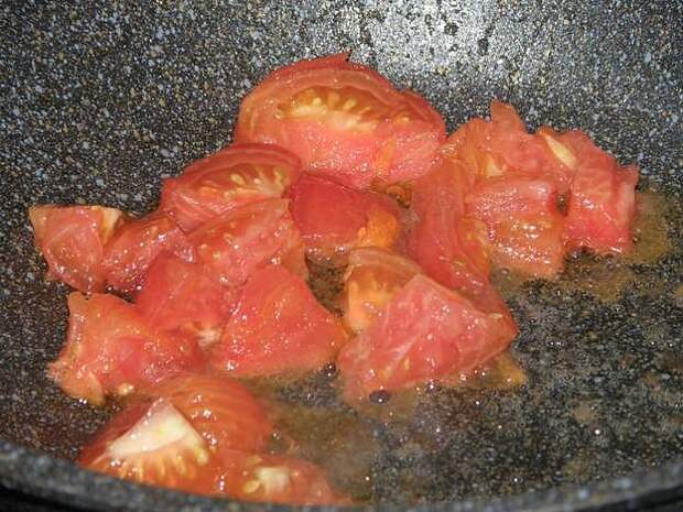 В самую последнюю очередь обжариваем томаты. пошаговое фото этапа приготовления баклажанной икры