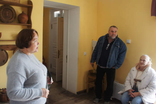 Экскурсия в музее, на фото Андрей Аксенов (в центре) и Лариса Андреевна (справа)