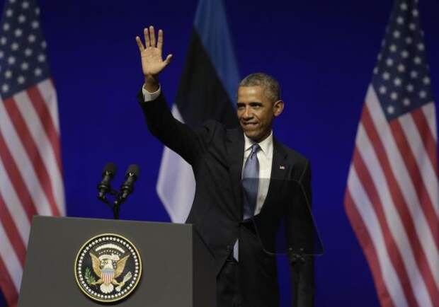 U.S. President Barack Obama greets audiences at the Nordea Concert Hall in Tallinn, September 3, 2014. REUTERS/Ints Kalnins