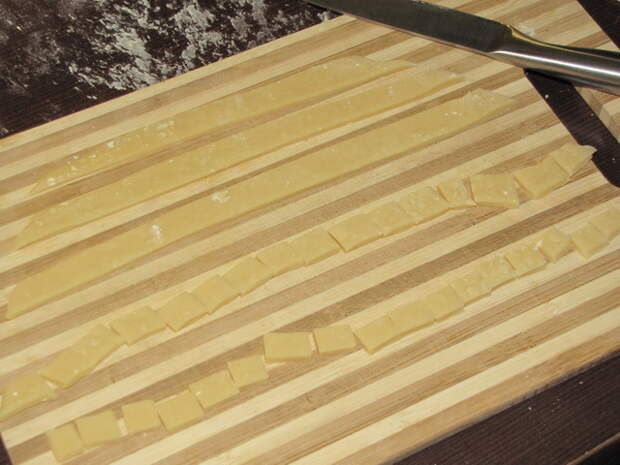 Порезать каждую полоску на квадратики. пошаговое фото этапа приготовления торта Горка