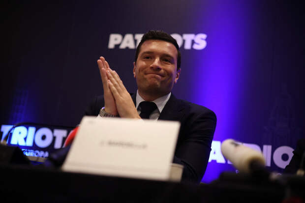 Французский политик пообещал снять флаги ЕС