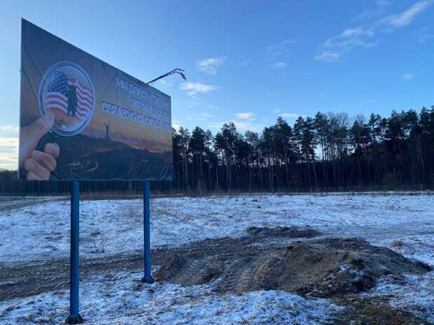 Белорусские пограничники установили билборд в ответ на провокацию украинцев с повешенным чучелом российского солдата: видео