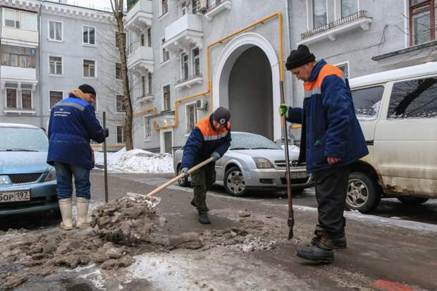 Уборка льда на 1-м Саратовском проезде. Фото: Михаил Подобед