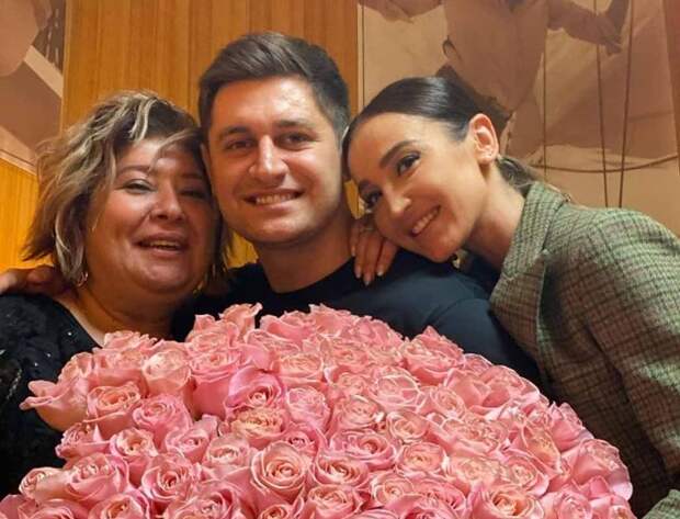 А вот и сама мама Давы: вместе с сыном и Ольгой Бузовой Мама Давы с сыном и Ольгой