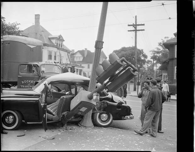 Снесенный столб и светофор. Авария в промежутке между 1934 – 1956