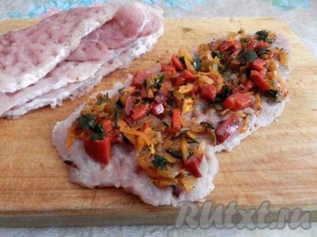 На мясо сверху выложить начинку и скрутить рулетом.