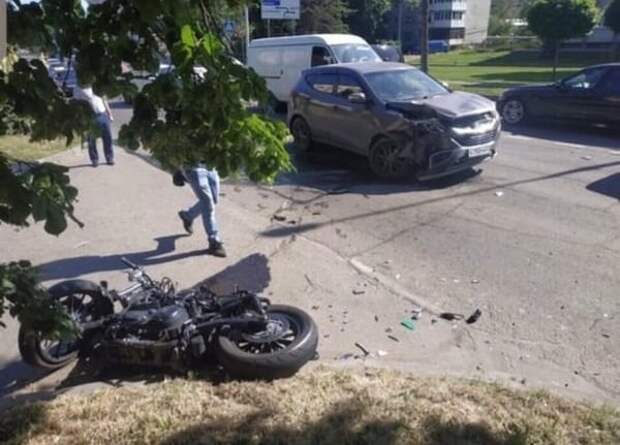В Краснодаре мотоциклист получил серьезные травмы авария, авто, авто авария, видео, дтп, мотоциклист, не уступил