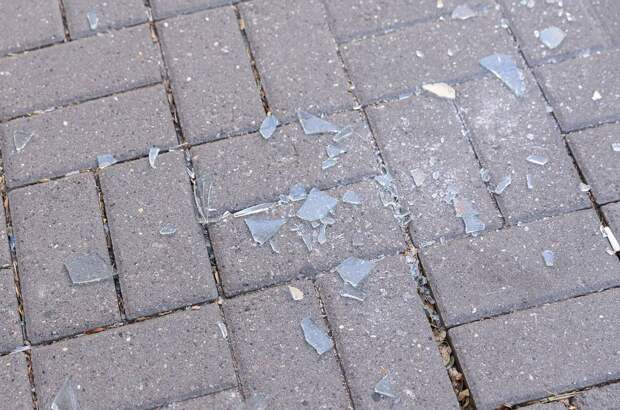 Обломки украинского БПЛА влетели в жилую многоэтажку в российском городе