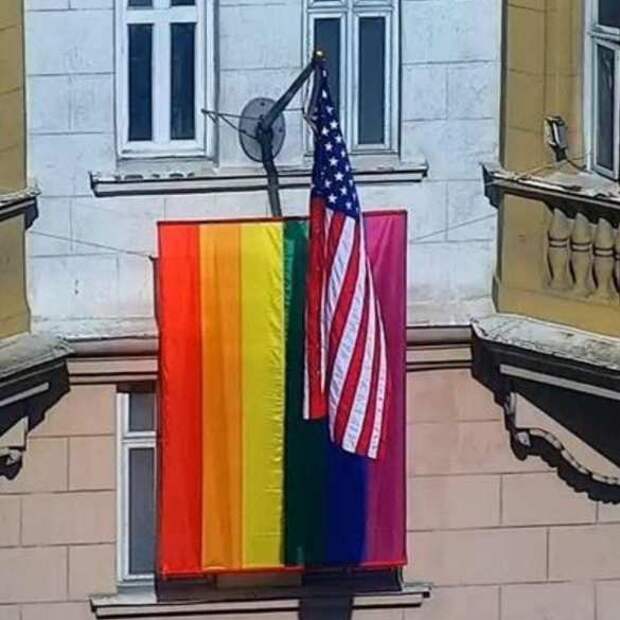 Над посольством США в Москве вывесили флаги гомосексуалистов (ФОТО, ВИДЕО) | Русская весна