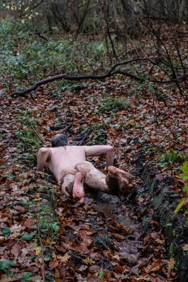 Парочка нудистов из Великобритании делает смешные фотографии в лесу, борясь со стрессом во время пандемии