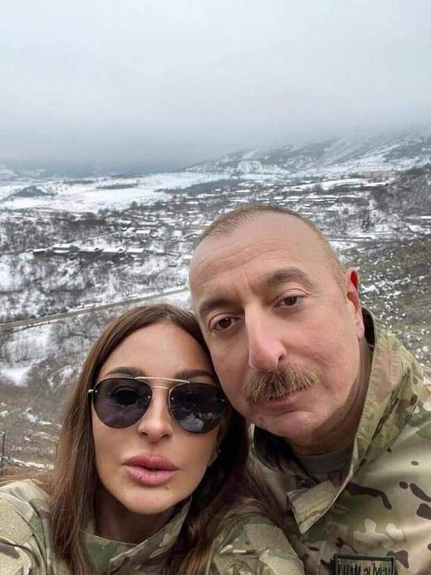 Алиев с семьей в Карабахе