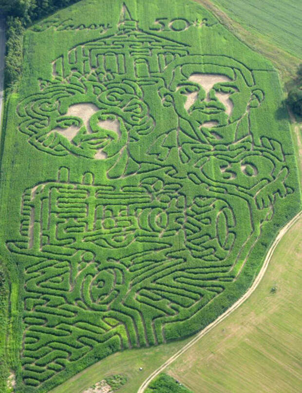 Каждый сходит с ума по-своему: но все в восторге Фермер из Огайо, США, по имени Пол Дертик преподнес своей супруге, наверное, самый необычный свадебный подарок вообще: на 50-ю годовщину он сделал ей лабиринт на кукурузном поле. Зачем ей это? Ответ на этот вопрос можно получить, посмотрев на его работу с высоты птичьего полета: теперь поле - это холст, на котором он вырезал ее и свой портреты, воссоздав свадебное фото 1963 года. Интересное в мире, истории, новости