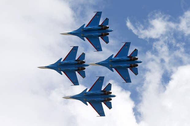 Многоцелевые истребители Су-30СМ авиагруппы "Русские витязи"