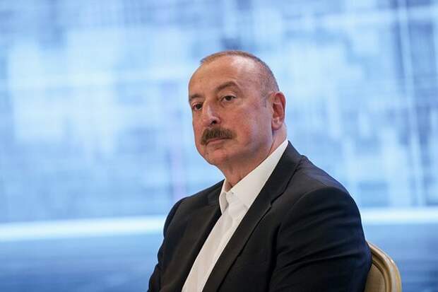По словам президента Азербайджана, тема карабахского конфликта окончательно закрыта.   Алиев прошелся по флагу Нагорного Карабаха, который был расстелен на полу в бывшей администрации республики.-4