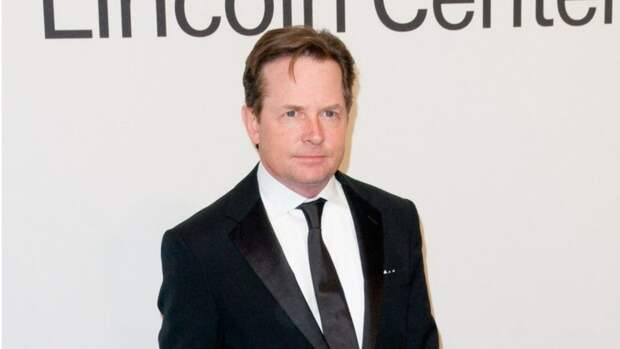 Жив и полон иронии: как Майкл Джей Фокс отреагировал на собственные «похороны» от CNN