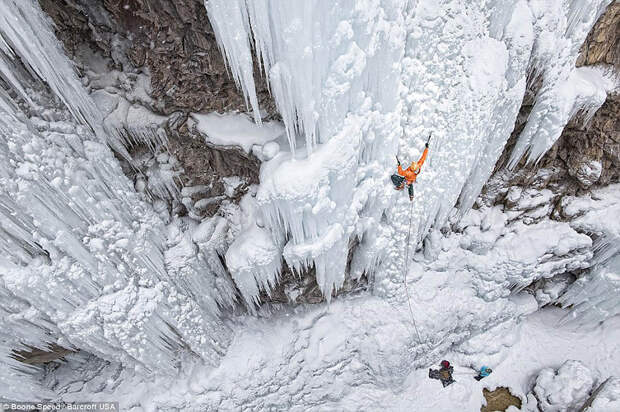 FrozenWaterfalls01 Удивительные замерзшие водопады по всему миру