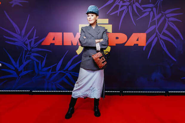 Журналистка Ксения Собчак появилась на публике в шляпе гусара