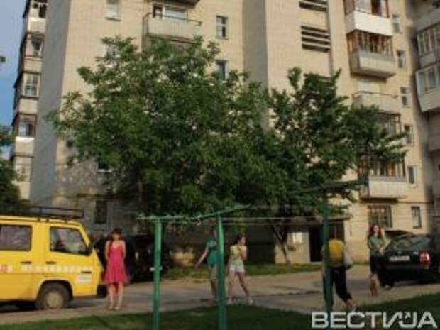 В Донецке снаряд попал в жилой дом В Донецке снаряд попал в жилой дом