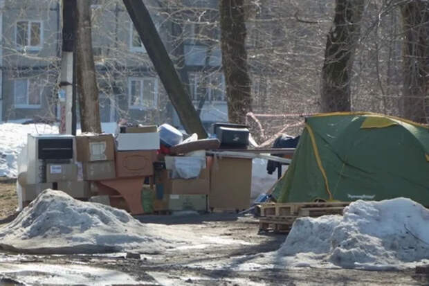 В Перми мужчина, выселенный из аварийного дома, переехал в палатку