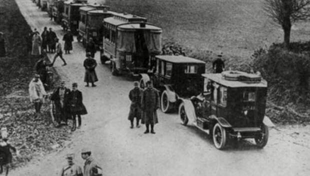 Уже в 1907 году Renault зарекомендовала себя как главный выбор таксомоторных компаний не только в Париже, но также в Лондоне и даже в Нью-Йорке.  Эти такси сыграли ключевую роль во время Первой мировой войны, когда 6000 солдат генерала Джозефа Галлиани пришлось срочно перебросить на линию фронта, чтобы остановить наступление Германии.  Для этого используются 600 такси Renault AG-1.  Операция прошла успешно и остается в истории как «Марнское такси».  За это и из-за танков Луи Рено прозвали «спасителем отечества» и наградили высшей государственной наградой - Орденом Почетного легиона. 