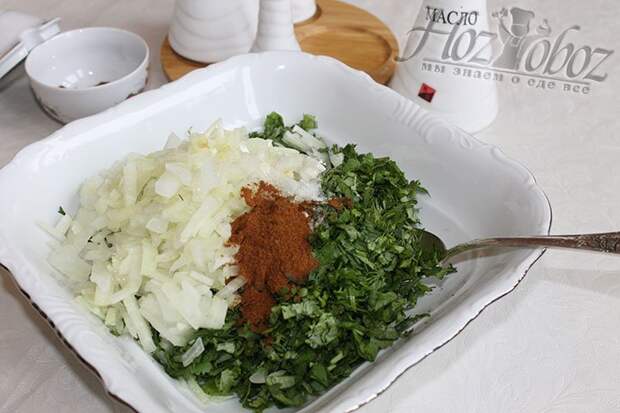 Зелень и нарезанный лук смешиваем и приправляем солью, перцем и растительным маслом по вкусу