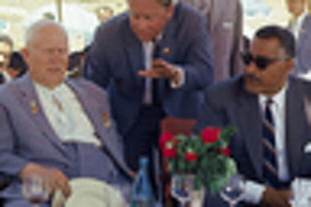 Первый секретарь ЦК КПСС Никита Сергеевич Хрущев и президент Египта Гамаль Абдель Насер в Луксоре, май 1964 года
