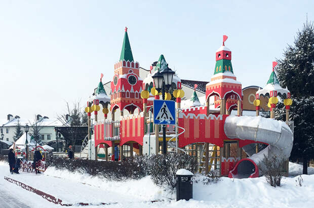Детская площадка в виде Кремля в коттеджном поселке, где теперь живет балерина