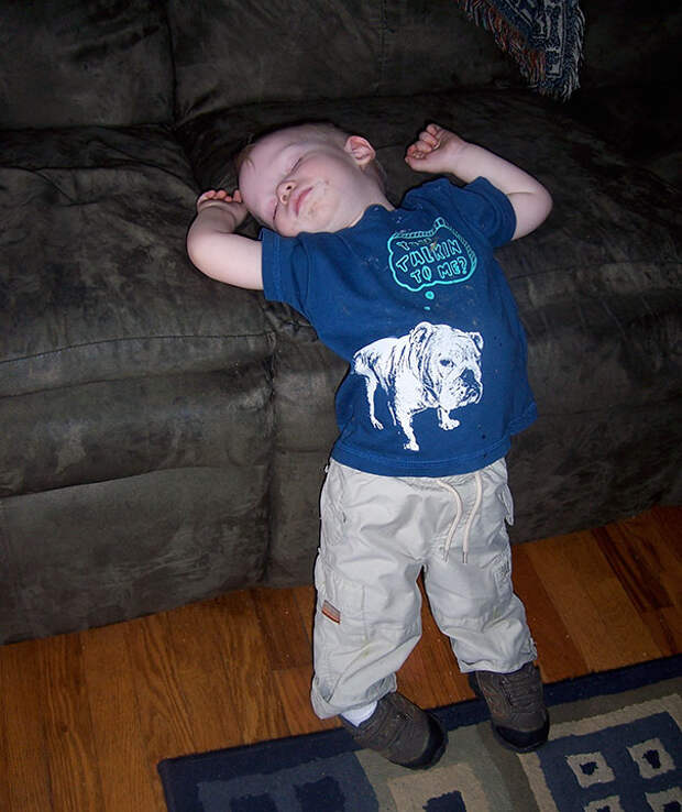 funny-kids-sleeping-anywhere-52-57a9885e0ac36__605