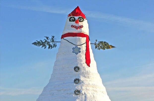 Самый высокий снеговик: вместо рук — деревья новый год, рекорд
