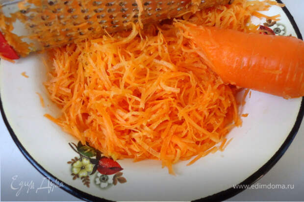 Морковь вымыть и натереть на мелкой терке. Так же натереть цедру с апельсина.