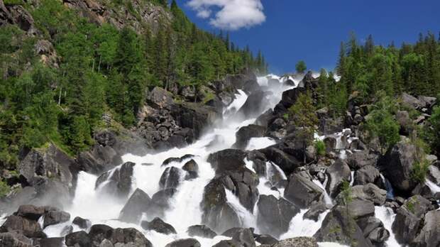 На Алтае запретили туристам посещать водоскат Учар