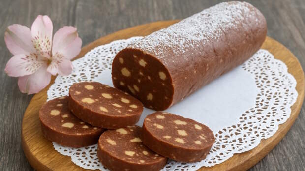 Шоколадная "колбаса" за 10 минут: рецепт быстрого десерта, который нравится всем сладкоежкам