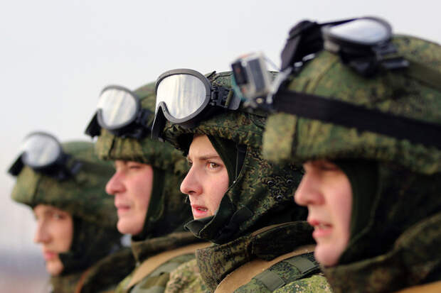 Солдаты ВС РФ вручили свои новогодние подарки детям Димитрова