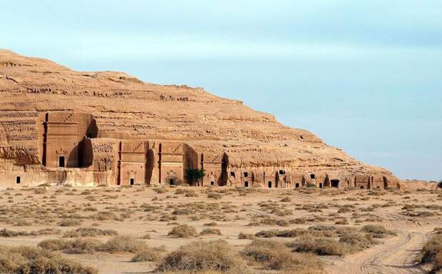 Хегра: древний город набатеев, вырубленный в скалах посреди пустыни