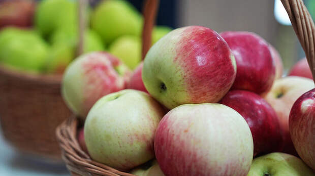 Врач рассказала, какие продукты усиливают аллергию весной