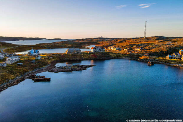 Я стоял на заброшенном причале, глядел на погибшие корабли и руины зданий, с трудом сдерживая ком в горле... (Дальние Зеленцы)