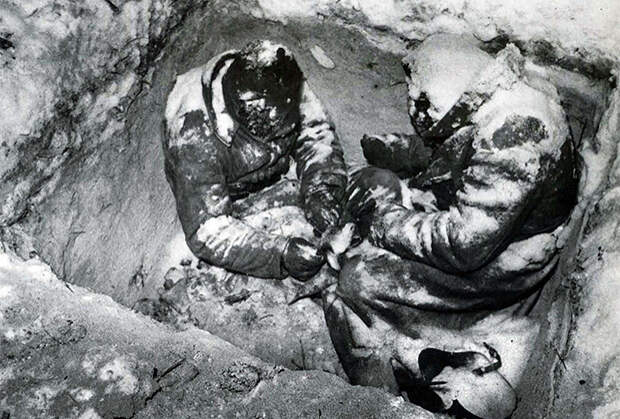 Замерзшие в окопе бойцы 44-й стрелковой дивизии Красной армии