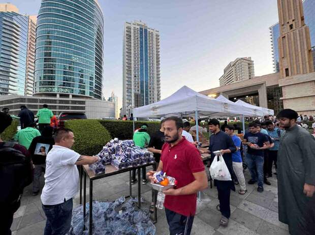 Дубайцы после атак раскупили энергетики, воду и стояли в очередях за бензином